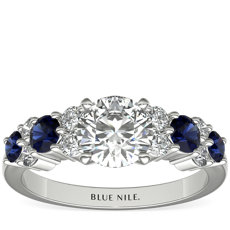 铂金光环蓝宝石与钻石订婚戒指
